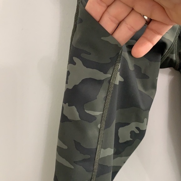 Athleta Women's Ultimate Stash Pocket Camo 7/8 Tight - Picture 4 of 6